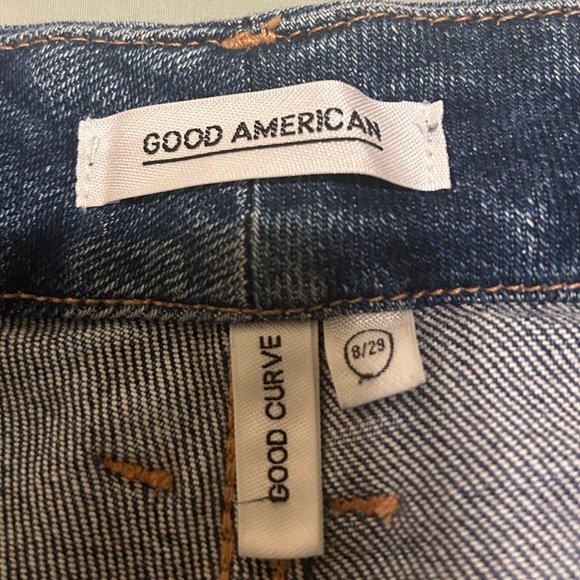 Good American Good Curve Cropped Straight Jeans with distressed hem - Picture 14 of 15